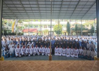 Siswa, Guru, dan Karyawan SMAN 1 Pare Khidmat Peringati Hari Lahir Pancasila di GOR SMANSA