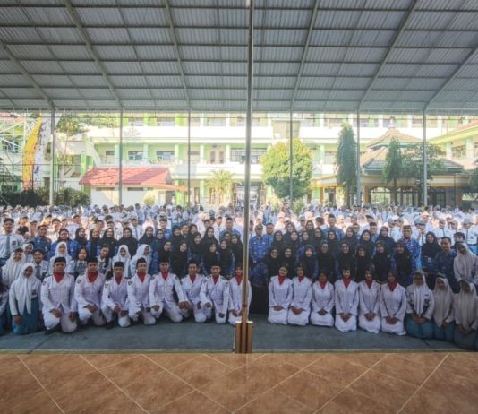 Siswa, Guru, dan Karyawan SMAN 1 Pare Khidmat Peringati Hari Lahir Pancasila di GOR SMANSA